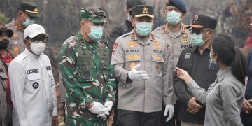 Kapolda Riau dan Pangdam Tuanku Tambusai Patroli Udara Karhutla, Turun Langsung Padamkan Api di Pelalawan