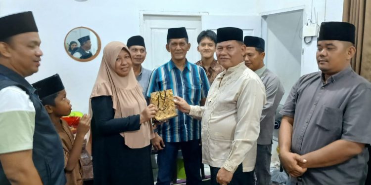 Wujud Kepedulian Kekeluargaan, Kapolsek Kampar Pimpin Takziah dan Sampaikan Dukungan untuk Kanit Sabhara