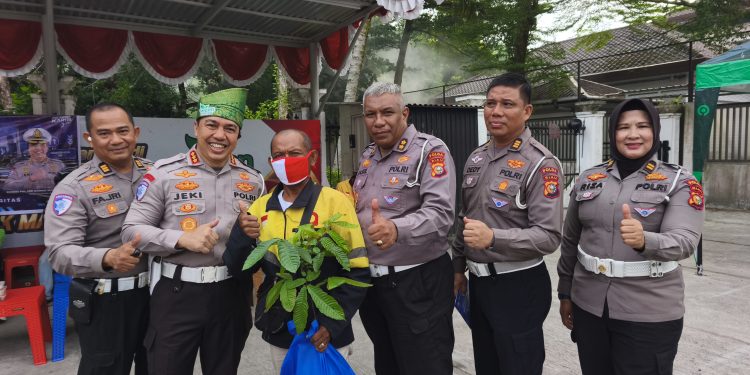 Dari Helm SNI hingga Bibit Pohon, Polantas Karib Tebar Berkah Bersama Ojol Pekanbaru
