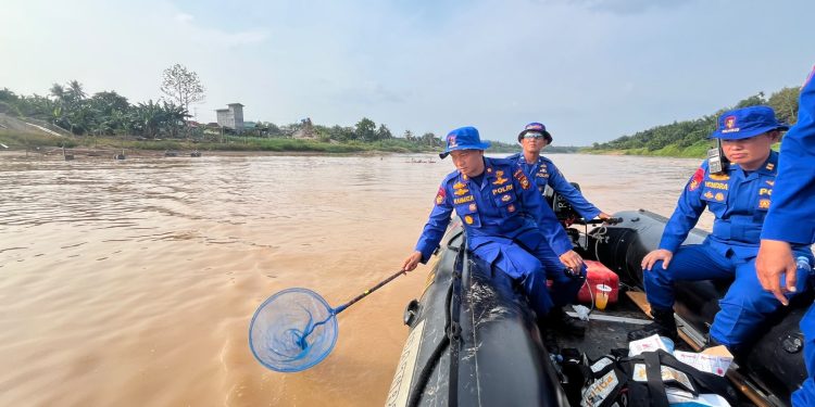 Green Policing di Arena Pacu Jalur, Ditpolairud Polda Riau Bersihkan Sampah di Tepian Narosa