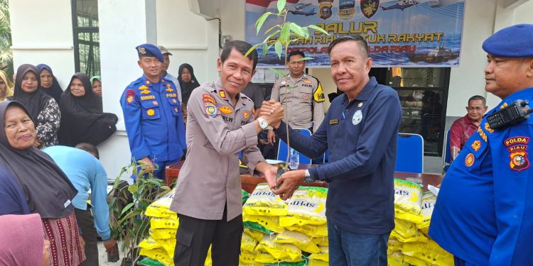 JALUR Hadir di Bandar Alai Kari, Dit Pol Air Polda Riau dan Polres Kuansing Berikan Layanan Kesehatan hingga Bantuan Sembako