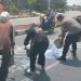 Sigap Cegah Kecelakaan, Bhabinkamtibmas Bersama Damkar dan Masyarakat Bersihkan Tumpahan Minyak di Jalan