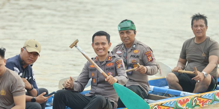 Kapolres Kuansing Menjadi Timbo Ruang Jalur Eksibisi, Semarakkan Pacu Jalur Event Nasional 2026