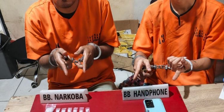 Satresnarkoba Polres Kampar Tangkap Pengedar dan Kurir Sabu-sabu di Desa Kuok