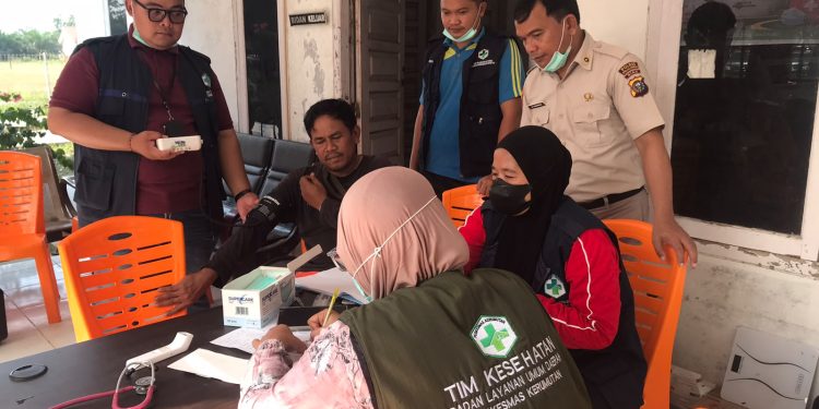 Bid Dokkes Polda Riau Kunjungi Posko Karhutla Kerumutan, Lakukan Pelayanan Kesehatan Door to Door