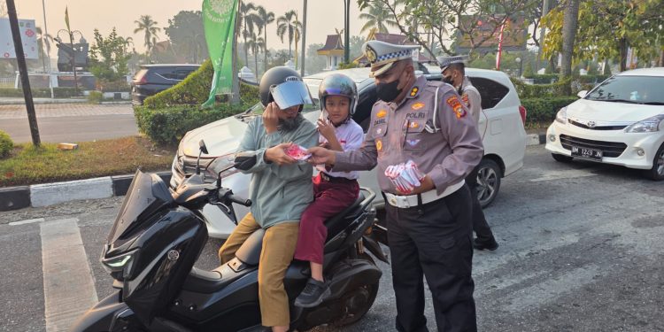 Asap Tebal Selimuti Pekanbaru, Ditlantas Polda Riau Bagikan Ribuan Masker kepada Masyarakat