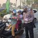 Asap Tebal Selimuti Pekanbaru, Ditlantas Polda Riau Bagikan Ribuan Masker kepada Masyarakat