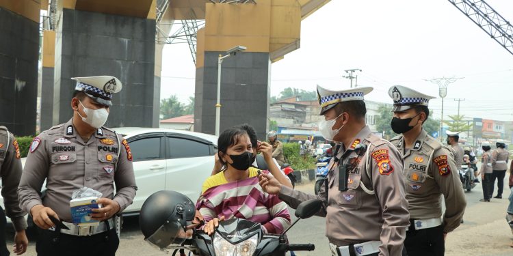 Polres Kuansing Bagikan Masker kepada Pengguna Jalan, Imbau Masyarakat Jaga Kesehatan di Tengah Udara Berasap