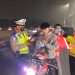 Kabut Asap Selimuti Pekanbaru, Tim Blue Light Patrol Polda Riau Sisir Jalan Protokol dan Bagikan Masker kepada Warga & Pengendara