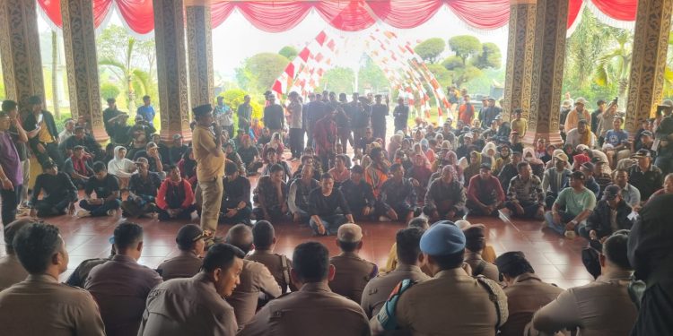 Polres Pelalawan Amankan Aksi Unjuk Rasa APDK-P di Kantor Bupati, Dialog Berjalan Kondusif