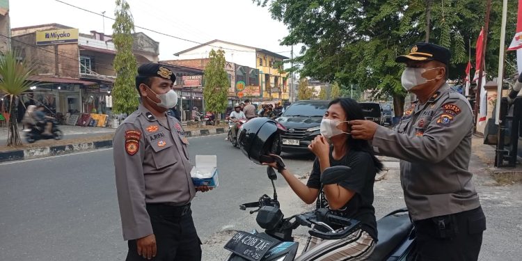 Polsek Tualang Bagikan Masker kepada Pengguna Jalan, Bentuk Kepedulian di Tengah Kabut Asap
