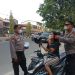 Polsek Tualang Bagikan Masker kepada Pengguna Jalan, Bentuk Kepedulian di Tengah Kabut Asap