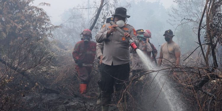 Hari ke-11 Penanganan Karhutla Rimbo Panjang: Kapolres Kampar Pimpin 10 Regu Gabungan Kendalikan Api di Lahan Gambut 13 Hektar