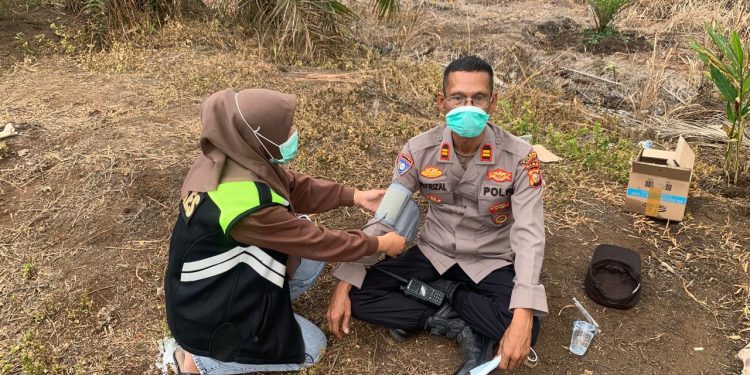 Jaga Kesehatan Personel & Warga di Tengah Asap, Polres Kampar Gelar Pemeriksaan Medis & Bagi Masker di Rimbo Panjang
