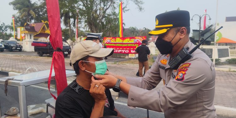 Kapolresta Pekanbaru Kombes Pol. Muharman Arta, S.I.K., M.H., Bersama Kasat Lantas Polresta Turun Langsung Membagikan 1.700 Masker Kepada Masyarakat