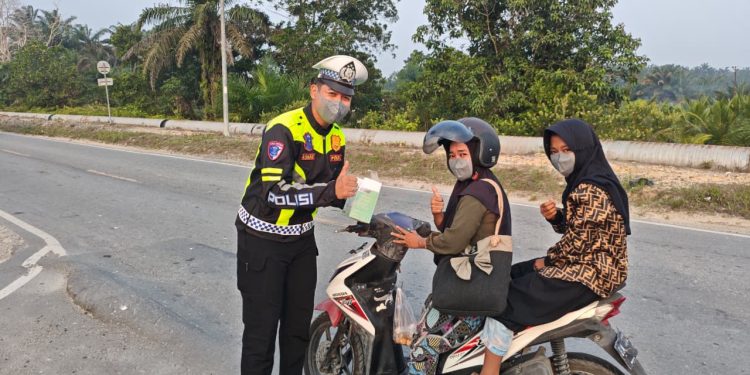 Kabut Asap Menyelimuti Siak. Satlantas Polres Siak Bagikan Masker Kepada Pengguna Jalan