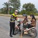 Kabut Asap Menyelimuti Siak. Satlantas Polres Siak Bagikan Masker Kepada Pengguna Jalan