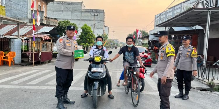 Antisipasi ISPA akibat Asap, Polres Siak dan Jajaran Turun ke Jalan Bagikan Ribuan Masker