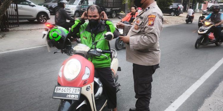 Personil Polsek Sukajadi Bagi-bagi Masker Kepada Masyarakat yang Melintas Didepan Mako Polsek Sukajadi