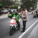 Personil Polsek Sukajadi Bagi-bagi Masker Kepada Masyarakat yang Melintas Didepan Mako Polsek Sukajadi