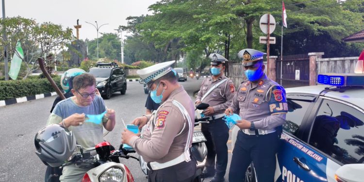 Polantas Karib Bagikan Masker kepada Pengendara & Pengguna Jalan