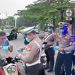 Polantas Karib Bagikan Masker kepada Pengendara & Pengguna Jalan