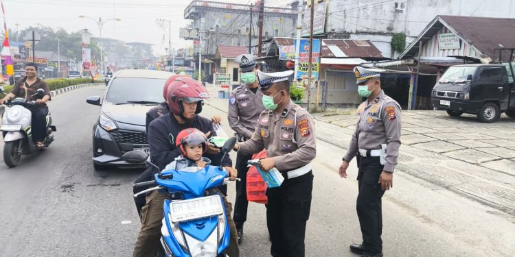Peduli Kesehatan di Tengah Kabut Asap, Polres Rokan Hulu dan Polsek Jajaran Bagikan Ribuan Masker kepada Pengguna Jalan