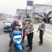 Peduli Kesehatan di Tengah Kabut Asap, Polres Rokan Hulu dan Polsek Jajaran Bagikan Ribuan Masker kepada Pengguna Jalan