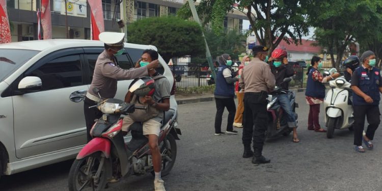 Antisipasi Dampak Asap Karhutla, Satlantas Polres Dumai Bagikan 200 Masker kepada Masyarakat