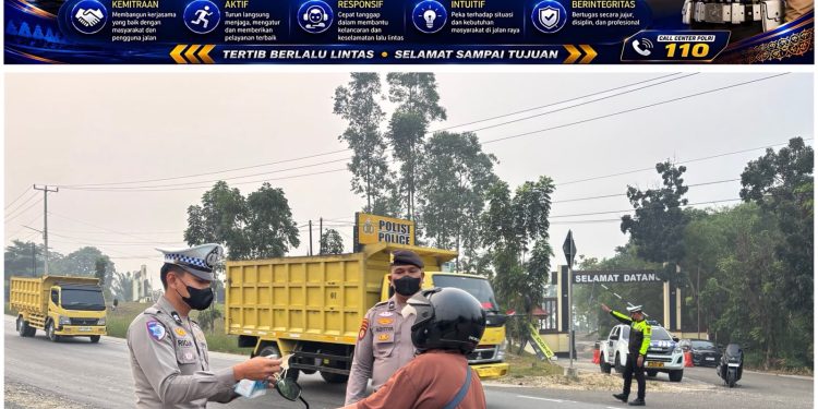 Peduli Kesehatan Warga, Polres Kuansing Bagikan Masker di Tengah Udara Berasap