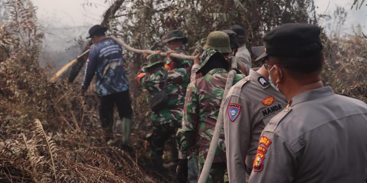 Hotspot Kampar Tinggal Dua Titik, 283 Personel Gabungan Intensifkan Pendinginan Karhutla