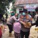 Kapolres Pelalawan Bersama Tim Gabungan Bagikan Masker dan Sembako untuk Warga Terdampak Asap Karhutla di Kerumutan