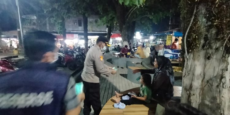 Polres Pelalawan Bagikan 1.000 Masker untuk Warga Terdampak Asap Karhutla di Pkl. Kerinci