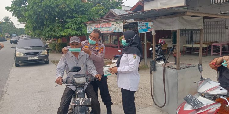 Cegah Dampak Asap, Kapolsek Bangkinang Kota & Puskesmas Muara Uwai Bagikan Masker Gratis: Polri Hadir Melindungi Kesehatan Warga