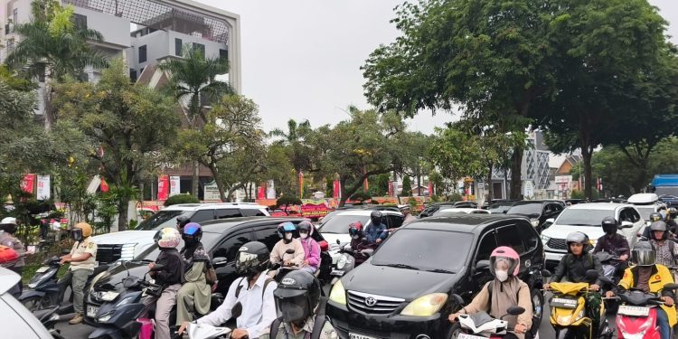 Udara Pekanbaru Masih Berasap, Polantas Karib Turun ke Jalan Bagikan Ribuan Masker