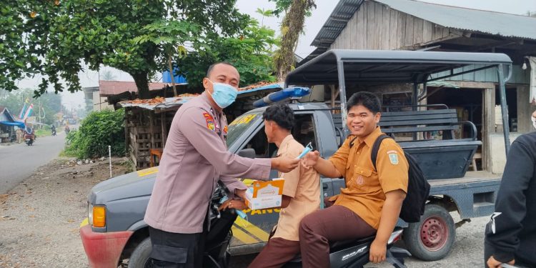 Peduli Kesehatan Warga di Tengah Kabut Asap, Polsek Pangean Bagikan Masker