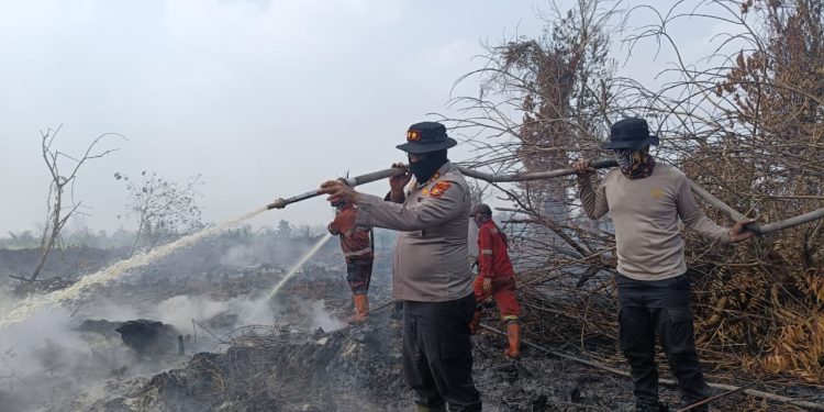 Satgas Karhutla Kerahkan Alat Berat Sekat Kebakaran di Rimbo Panjang Kampar