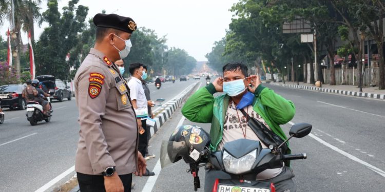 Antisipasi Dampak Asap Karhutla, Polda Riau Bagikan 2.500 Masker kepada Warga Pekanbaru