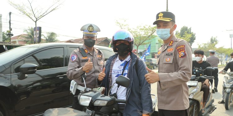 Peduli Kesehatan Warga, Kapolres Kuansing Turun Langsung Bagikan Masker kepada Pengguna Jalan