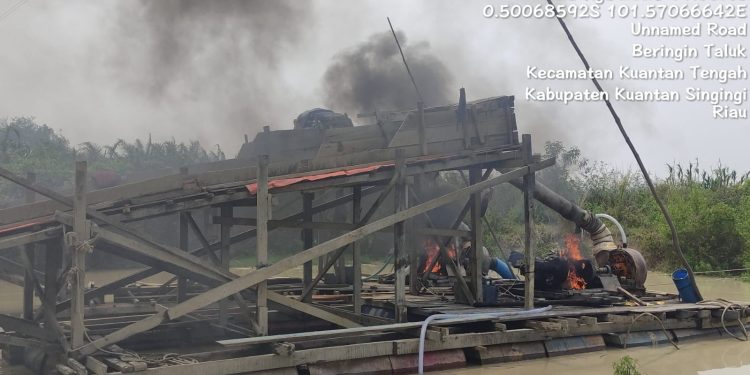 Polsek Kuantan Tengah Tertibkan Aktivitas PETI, Dua Rakit Dimusnahkan di Muaro Sentajo