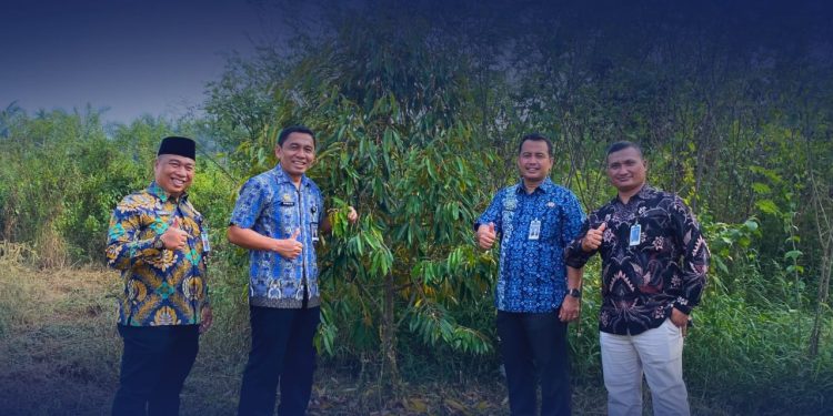 Lapas Narkotika Kelas IIB Rumbai melaksanakan Kegiatan Pembersihan Area Kebun Durian Berada di Depan Lapas