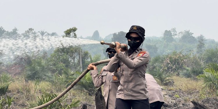 Jelang Hari Jadi ke-78, Polwan Polda Riau Turun dalam Penanganan Karhutla