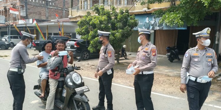 Peduli Kesehatan Warga di Tengah Udara Berasap, Sat Lantas Polres Kuansing Bagikan Masker