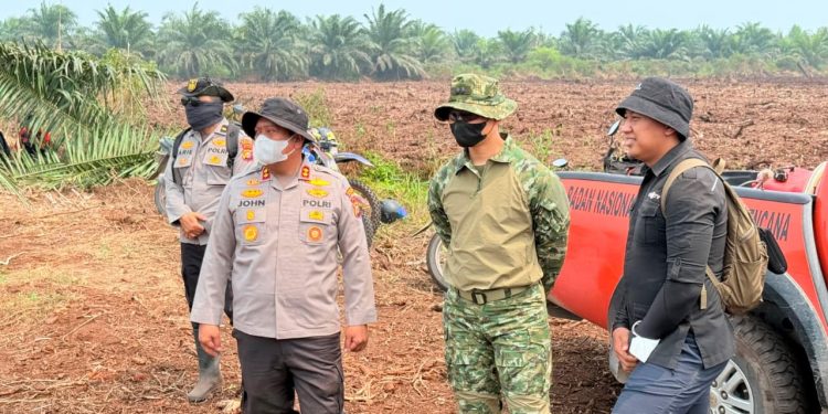 KAPOLRES PELALAWAN PIMPIN LANGSUNG PEMADAMAN KARHUTLA DIDESA RANTAU BARU, API BERHASIL DIJINAKKAN