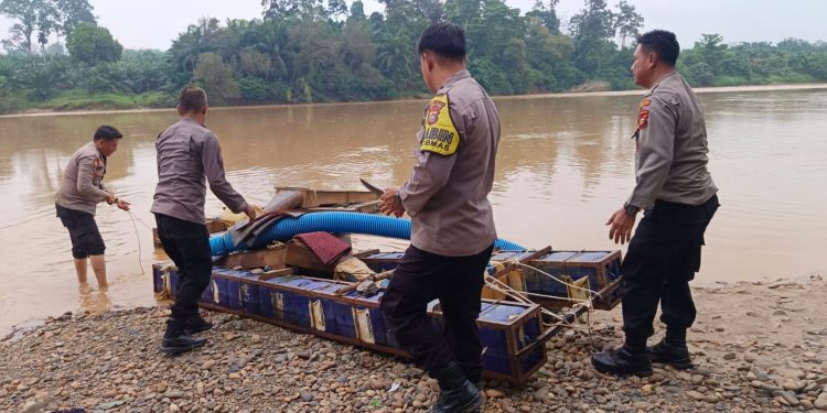 Polsek Hulu Kuantan Tertibkan Dua Rakit PETI, Upaya Jaga Kelestarian Sungai Batang Kuantan