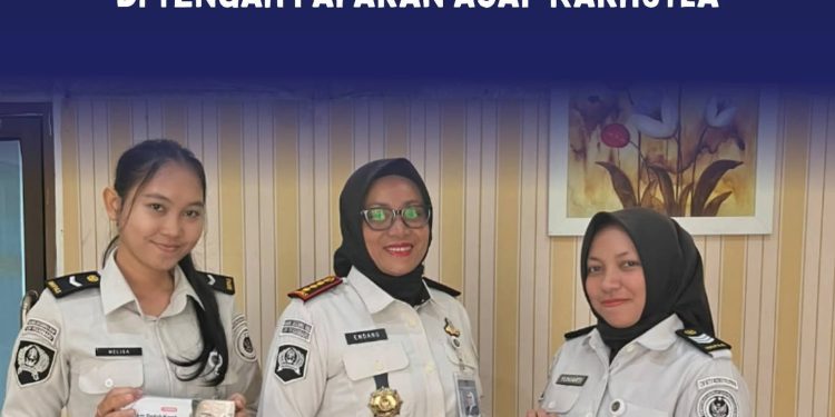 Pembagian Masker sebagai Bentuk Kepedulian terhadap Kesehatan Pegawai di Tengah Paparan Asap Karhutla