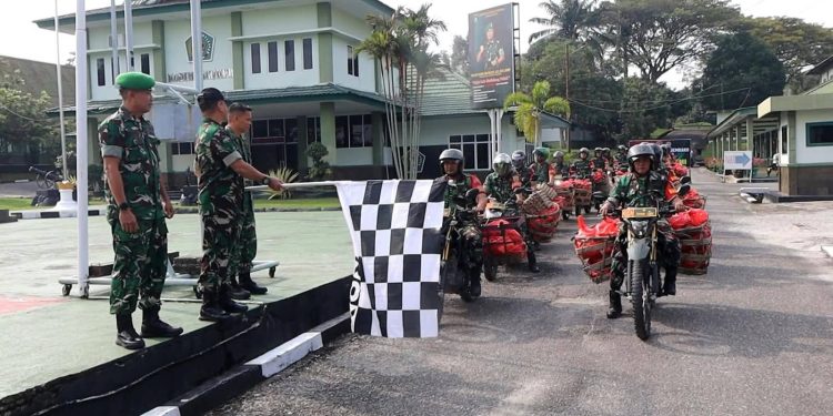 HUT Ke-81 TNI, Babinsa Kodim 0313/KPR Tancap Gas Bagikan 345 Paket Sembako