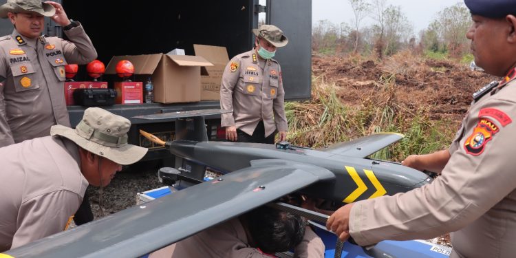 Uji Coba Teknologi Canggih: Aslog Mabes Polri Gelar Simulasi Penanganan Karhutla Menggunakan Drone Pemadam Api di Rimbo Panjang Kampar