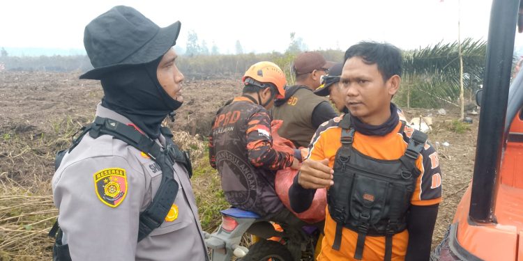 KAPOLRES PELALAWAN PIMPIN LANGSUNG PEMADAMAN KARHUTLA DIDESA RANTAU BARU, API BERHASIL DIJINAKKAN