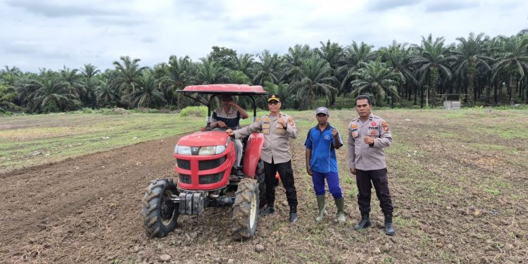 POLSEK KURAS CEK KESIAPAN LAHAN 7 HA DI SMKN 1 TERANTANG MANUK UNTUK TANAM JAGUNG PIPIL SERENTAK